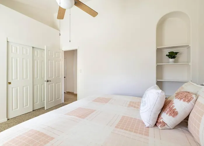 Stunning 5 Bed Luxury Oasis Heated Pool Hot Tub Apartment Scottsdale