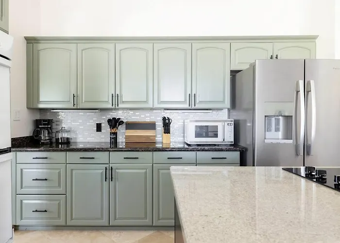 Stunning 5 Bed Luxury Oasis Heated Pool Hot Tub Apartment *